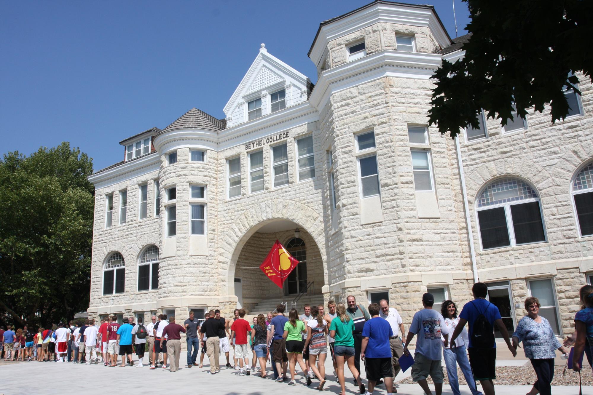 Students walking past Bethel Administration building